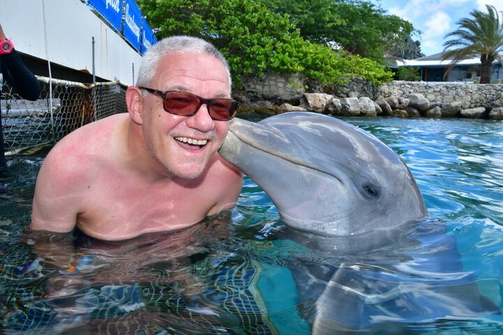 curaçao - man met dolfijn - Buitenhof Reizen begeleide vakanties voor mensen met een verstandelijke beperking