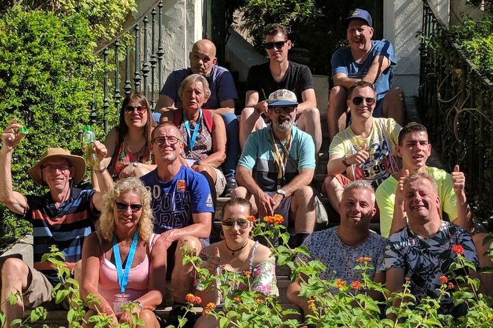 Corfu - Groepsfoto op trap - Buitenhof Reizen begeleide vakanties voor mensen met een verstandelijke beperking. 