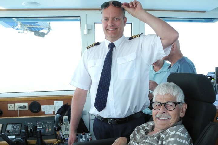MS Horizon Riviercruises - Man in kapiteinsstoel - Buitenhof Reizen begeleide vakanties voor mensen met een verstandelijke beperking