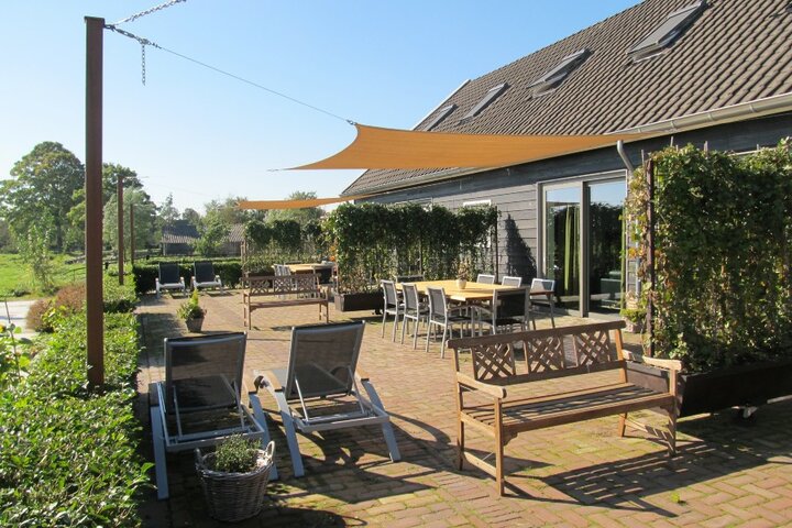 Ouderkerk aan den IJssel - Den Dikken Boom terras - Buitenhof Reizen begeleide vakanties voor mensen met een verstandelijke beperking.