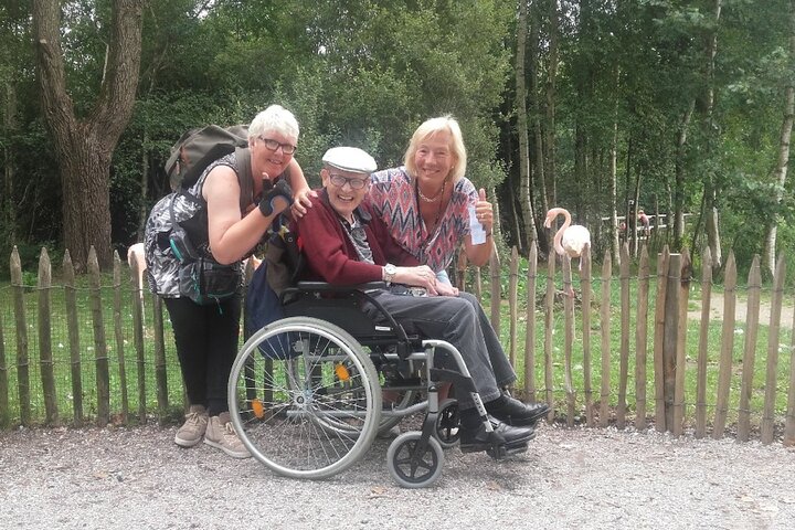 Bergeijk - groepsfoto bij flamingo's - Buitenhof Reizen begeleide vakanties voor mensen met een verstandelijke beperking