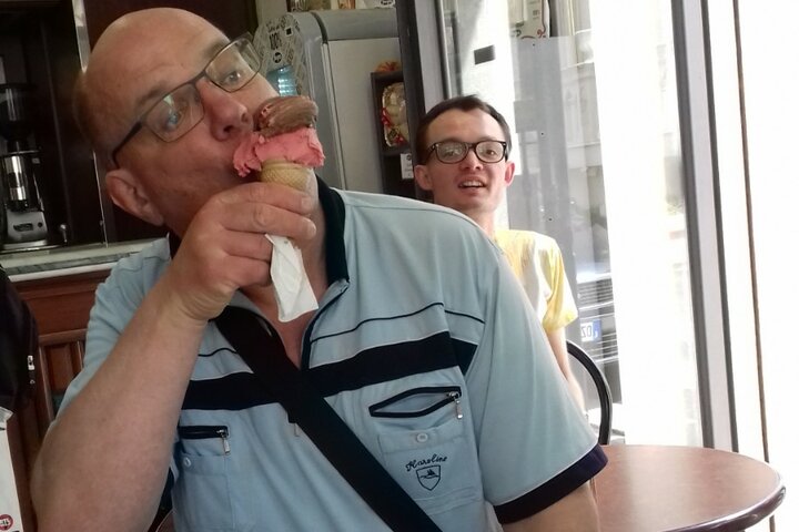 Toscane man met ijsje - Buitenhof Reizen begeleide vakanties voor mensen met een verstandelijke beperking