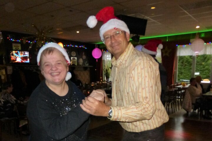 Wunderland Kalkar Muziekreis - Man en vrouw dansen - Buitenhof Reizen begeleide vakanties voor mensen met een verstandelijke beperking. 