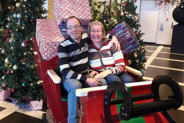 Wunderland Kalkar Muziekreis - Man en vrouw in kerstslee - Buitenhof Reizen begeleide vakanties voor mensen met een verstandelijke beperking. 