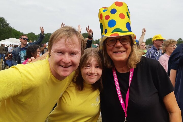 Funpop - Dame met hoed en dame en heer geel shirt- Buitenhof Reizen begeleide vakanties voor mensen met een verstandelijke beperking