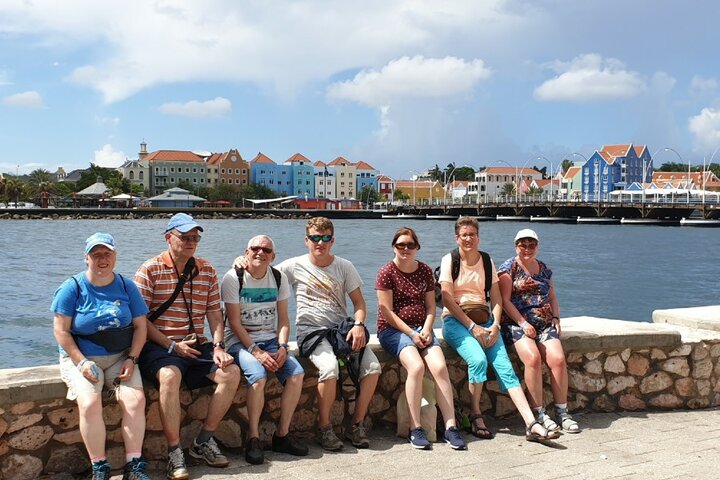 Curacao - Groepsfoto voor Willemstad - Buitenhof Reizen begeleide vakanties voor mensen met een verstandelijke beperking