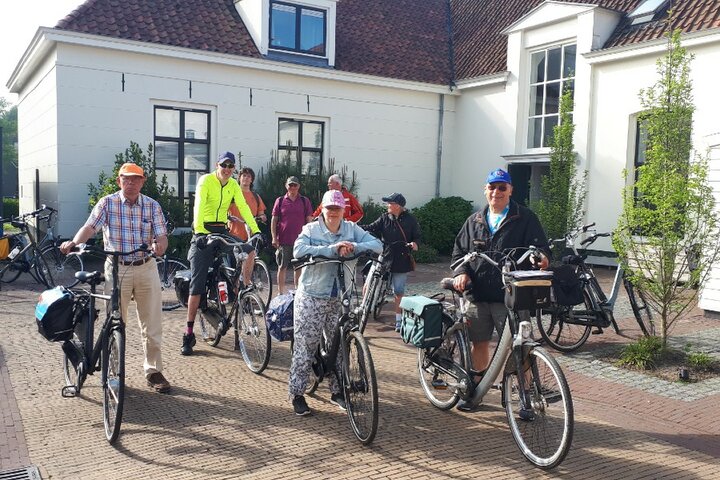 Schiermonnikoog - Groep met fiets - Buitenhof Reizen begeleide vakanties voor mensen met een verstandelijke beperking
