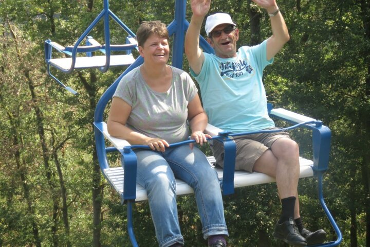 Krov - reizigers in stoeltjeslift - Buitenhof Reizen begeleide vakanties voor mensen met een beperking