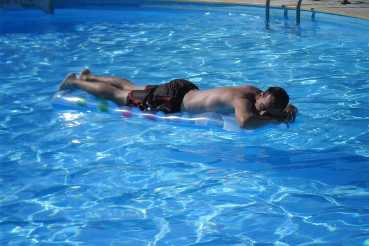 Zakynthos - reiziger in zwembad - Buitenhof Reizen begeleide vakanties voor mensen met een verstandelijke beperking