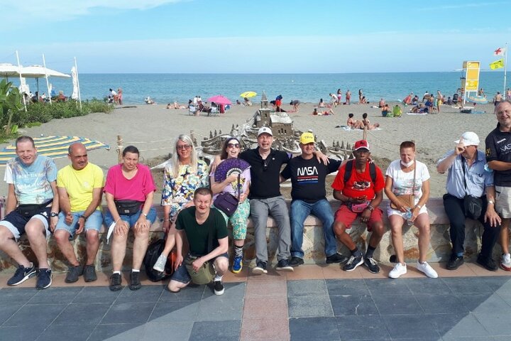 Fuengirola - groepsfoto aan boulevard - Buitenhof Reizen begeleide vakanties voor mensen met een verstandelijke beperking