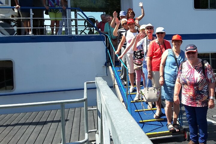 Buitenhof Zomercruise - groep op loopplank - Buitenhof Reizen begeleide vakanties voor mensen met een verstandelijke beperking.png