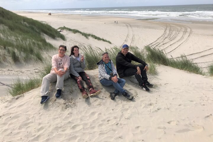 Egmond aan Zee - groep op strand - Buitenhof Reizen begeleide vakanties voor mensen met een verstandelijke beperking