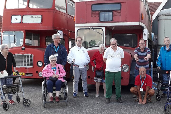 De Rijp - groep bij oldtimerbus - Buitenhof Reizen begeleide vakanties voor mensen met een verstandelijke beperking
