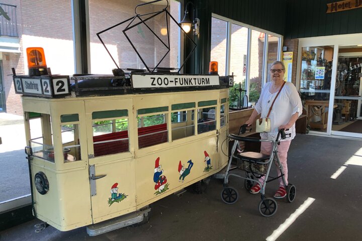 De Rijp - reizigster bij oude tram - Buitenhof Reizen begeleide vakanties voor mensen met een verstandelijke beperking