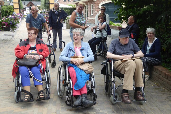 Parc Spelderholt - groep reizigers met rolstoel - Buitenhof Reizen begeleide vakanties voor mensen met een verstandelijke beperking