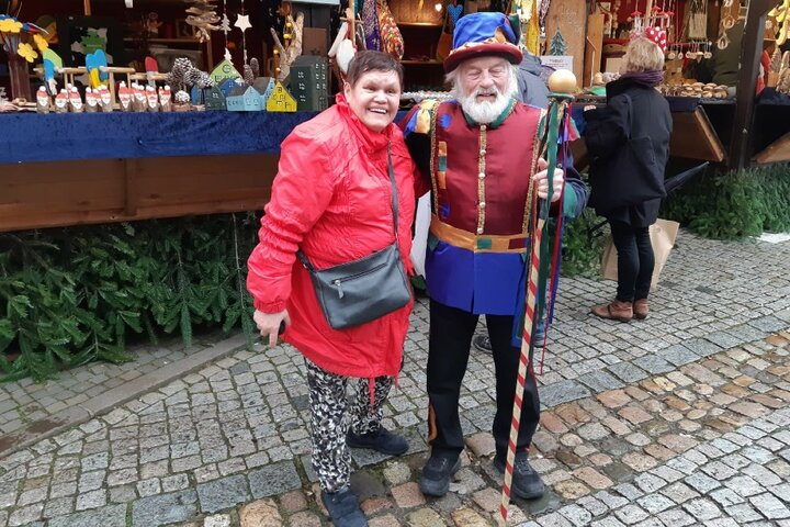 Vianden Kerstreis - Dame met kerstmarktfigurant - Buitenhof reizen begeleide vakanties voor mensen met een verstandelijke beperking