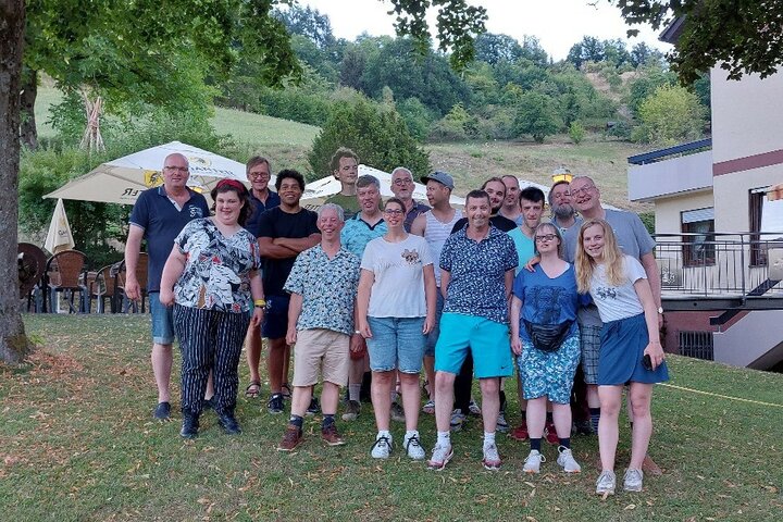 Europa-Park - Groepsfoto - Buitenhof Reizen begeleide vakanties voor mensen met een verstandelijke beperking.