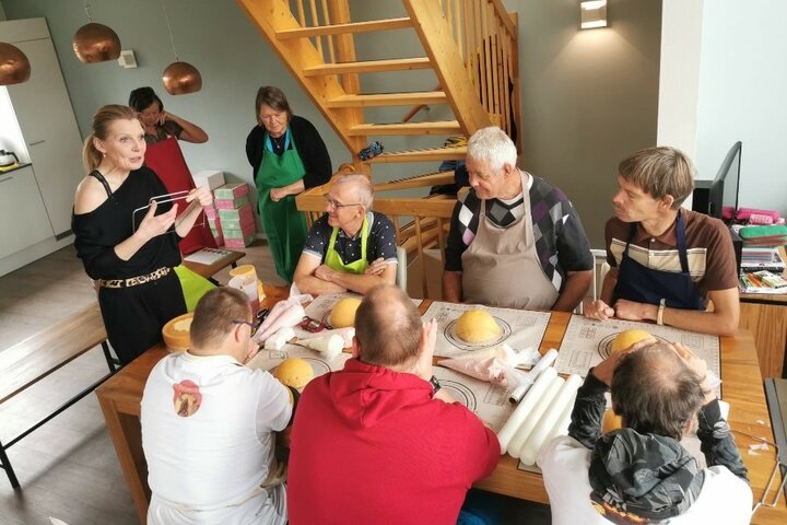 Heel Buitenhof Bakt - Uitleg - Buitenhof Reizen begeleide vakanties voor mensen met een verstandelijke beperking.