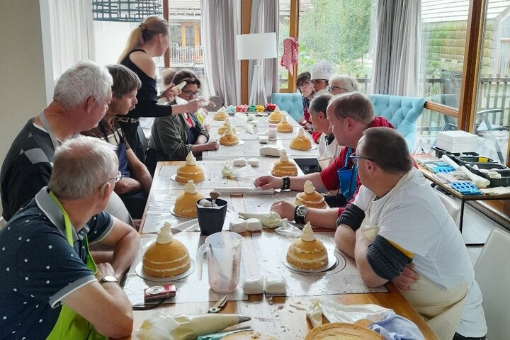 Heel Buitenhof Bakt - Lange tafel - Buitenhof Reizen begeleide vakanties voor mensen met een verstandelijke beperking.