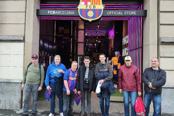 FC Barcelona - Groepsfoto Fanshop - Buitenhof Reizen begeleide vakanties voor mensen met een verstandelijke beperking.
