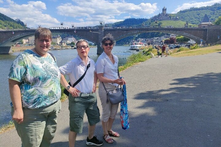 Cochem - Reizigers bij brug - Buitenhof Reizen begeleide vakanties voor mensen met een verstandelijke beperking.