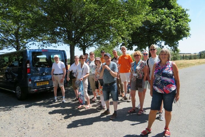 Cochem - Groepsfoto bij bus - Buitenhof Reizen begeleide vakanties voor mensen met een verstandelijke beperking.