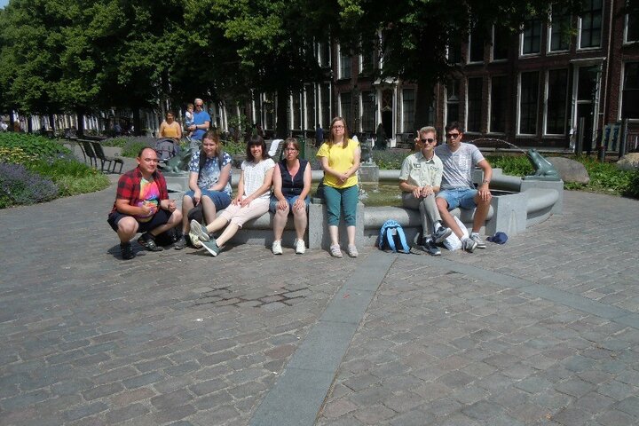 de Haan - Groepsfoto bij fontein - Buitenhof Reizen begeleide vakanties voor mensen met een verstandelijke beperking.