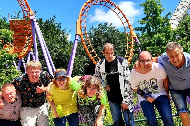 Walibi en Apenheul - Groepsfoto - Buitenhof Reizen begeleide vakanties voor mensen met een verstandelijke beperking.