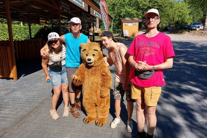Vianden - Groepsfoto met beer - Buitenhof Reizen begeleide vakanties voor mensen met een verstandelijke beperking.