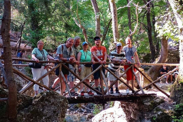 Rhodos - Groepsfoto op brug - Buitenhof Reizen begeleide vakanties voor mensen met een verstandelijke beperking.
