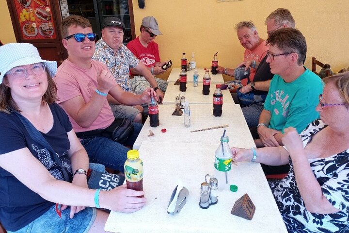 Rhodos - Aan tafel - Buitenhof Reizen begeleide vakanties voor mensen met een verstandelijke beperking.