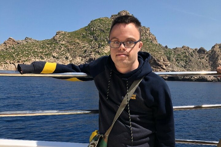 Ibiza - Reiziger op boot - Buitenhof Reizen begeleide vakanties voor mensen met een verstandelijke beperking.