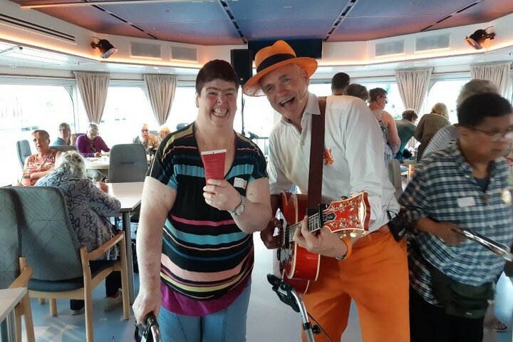 Zomercruise - Reiziger met zanger - Buitenhof Reizen begeleide vakanties voor mensen met een verstandelijke beperking.