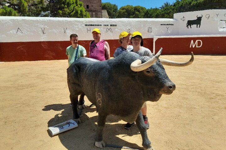 Fuengirola - Reizigers met stier - Buitenhof Reizen begeleide vakanties voor mensen met een verstandelijke beperking.