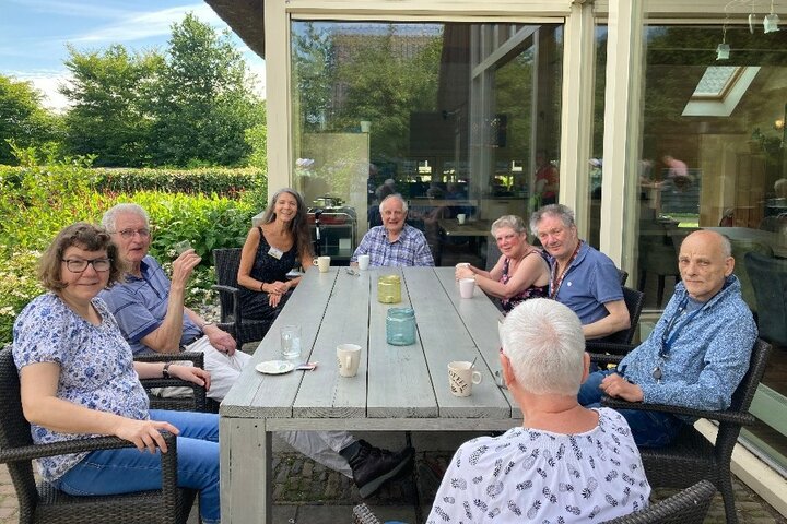 Beilen - Groep aan tafel - Buitenhof Reizen begeleide vakanties voor mensen met een verstandelijke beperking.