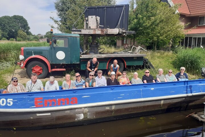 De Rijp - Groepsfoto boot - Buitenhof Reizen begeleide vakanties voor mensen met een verstandelijke beperking.