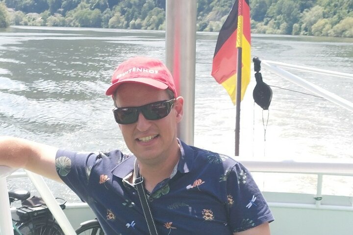 Eifel - Reiziger op boot - Buitenhof Reizen begeleide vakanties voor mensen met een verstandelijke beperking.