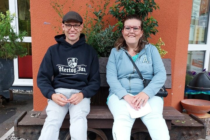 Eifel - Reizigers op bankje - Buitenhof Reizen begeleide vakanties voor mensen met een verstandelijke beperking.