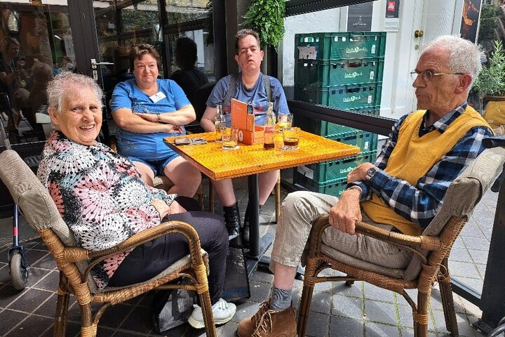 Valkenburg - Aan tafel - Buitenhof Reizen begeleide vakanties voor mensen met een verstandelijke beperking.