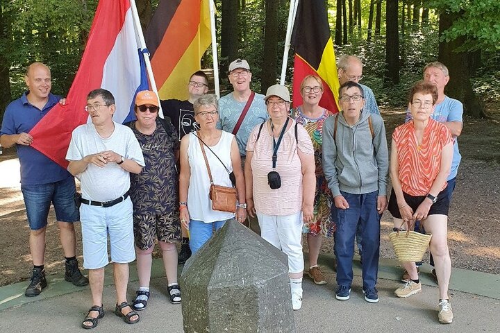 Valkenburg - Groepsfoto Drielandenpunt - Buitenhof Reizen begeleide vakanties voor mensen met een verstandelijke beperking.