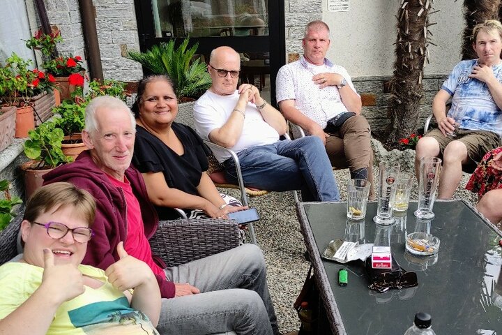 Gardameer - Groep aan tafel - Buitenhof Reizen begeleide vakanties voor mensen met een verstandelijke beperking.