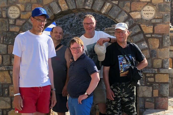 Kreta - Mannen groepsfoto - Buitenhof Reizen begeleide vakanties voor mensen met een verstandelijke beperking.