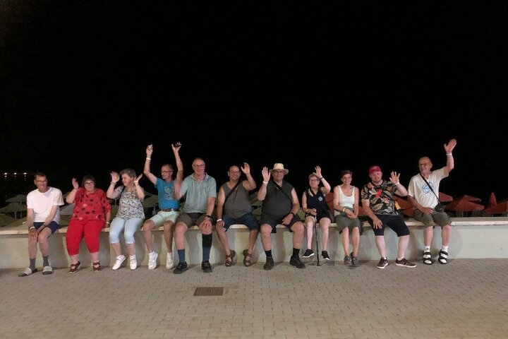 Kreta - Avond groepsfoto - Buitenhof Reizen begeleide vakanties voor mensen met een verstandelijke beperking.