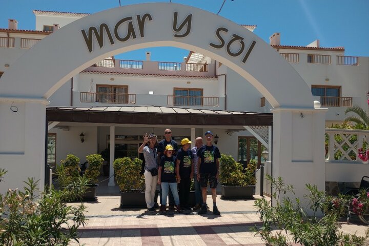 Tenerife - Groepsfoto hotel - Buitenhof Reizen begeleide vakanties voor mensen met een verstandelijke beperking.
