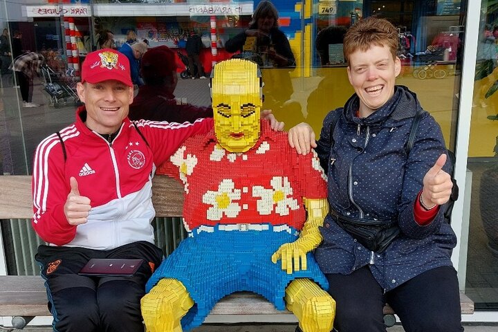 Legoland - Reizigers met lego - Buitenhof Reizen begeleide vakanties voor mensen met een verstandelijke beperking.