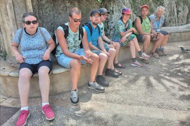 Mallorca - Groep op bankje - Buitenhof Reizen begeleide vakanties voor mensen met een verstandelijke beperking.