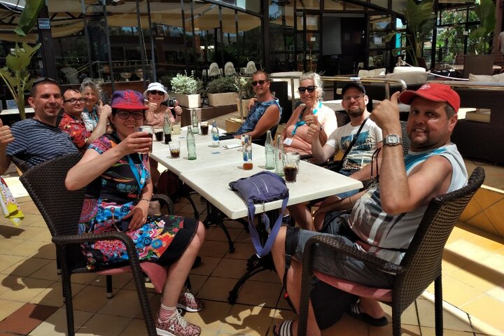Mallorca - Groepsfoto aan tafel - Buitenhof Reizen begeleide vakanties voor mensen met een verstandelijke beperking.