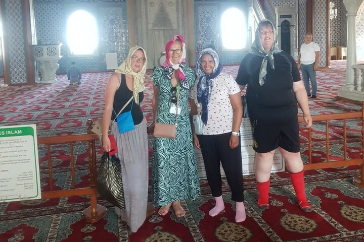Marmaris - Groep in moskee - Buitenhof Reizen begeleide vakanties voor mensen met een verstandelijke beperking.