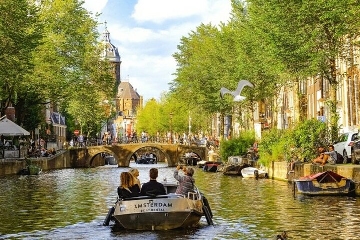 Amsterdam - Rondvaartboot - Buitenhof Reizen begeleide vakanties voor mensen met een verstandelijke beperking.