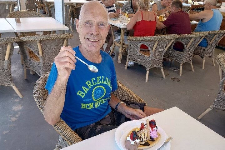 Tenerife - Reiziger met ijsje - Buitenhof Reizen begeleide vakanties voor mensen met een verstandelijke beperking.